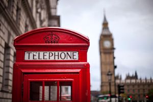 Une des célèbres cabines téléphonique rouge et Big Ben en arrière-plan (Londres, Angleterre)